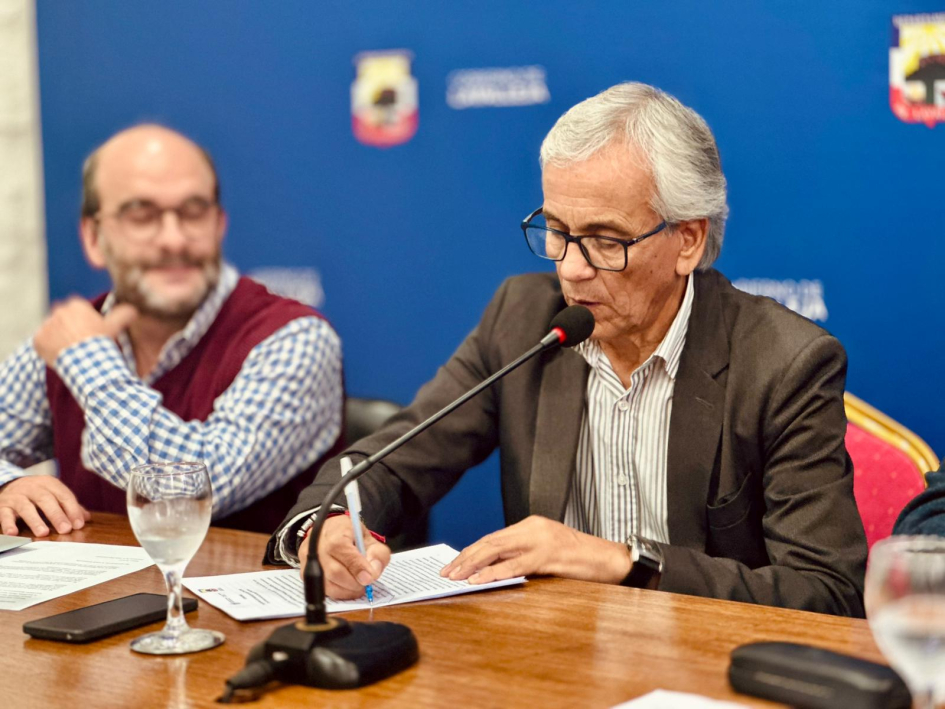 Ministro Castillo durante la firma del acuerdo