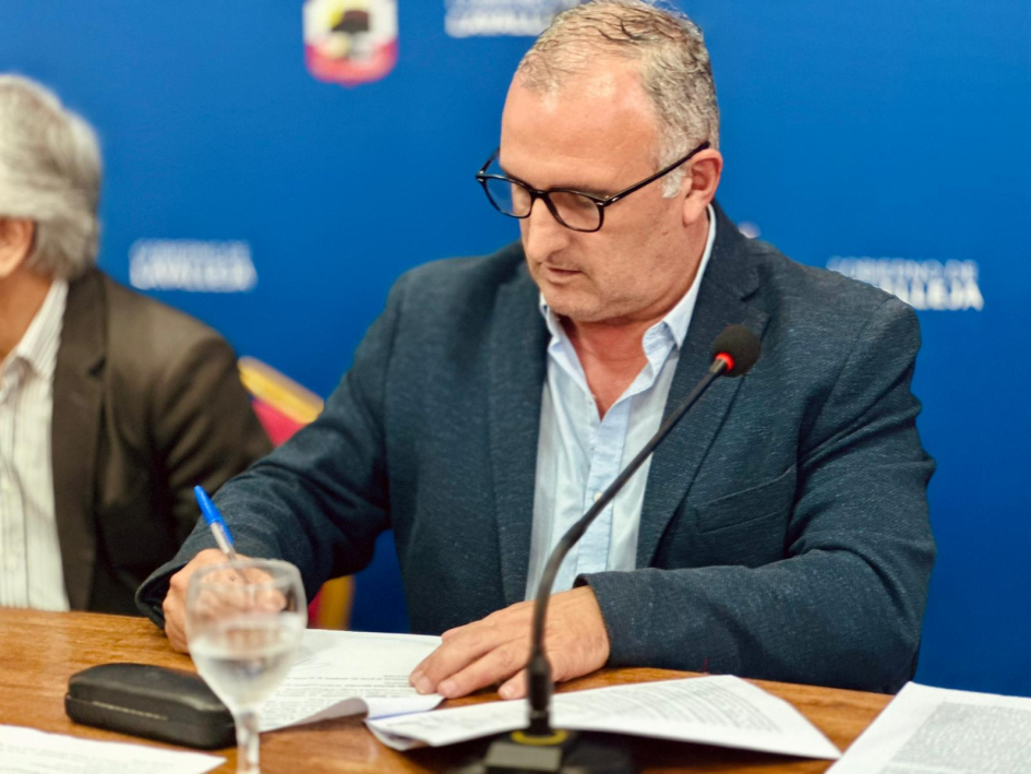 Intendente Ximénez durante la firma del acuerdo