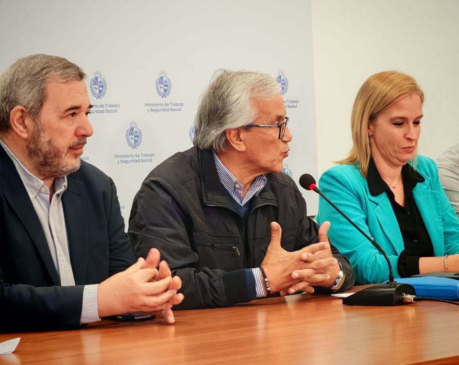 Firma del convenio colectivo entre la IM y ADEOM en el MTSS