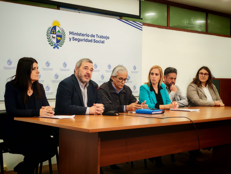 Firma del convenio colectivo entre la IM y ADEOM en el MTSS