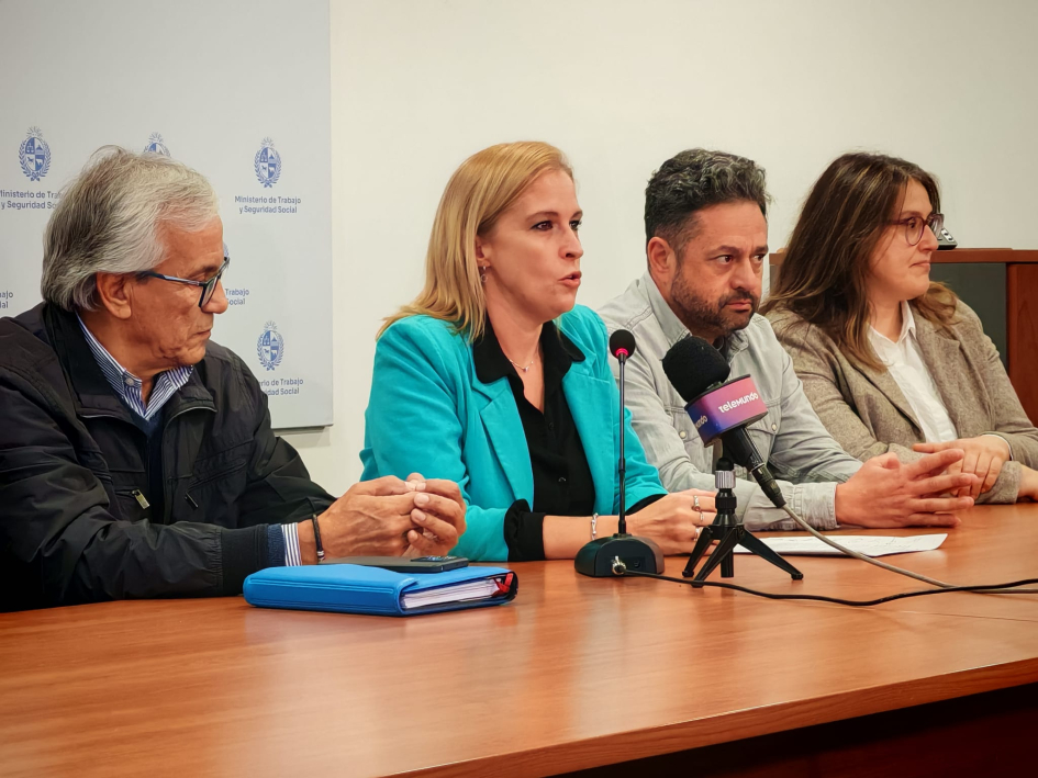 Firma del convenio colectivo entre la IM y ADEOM en el MTSS