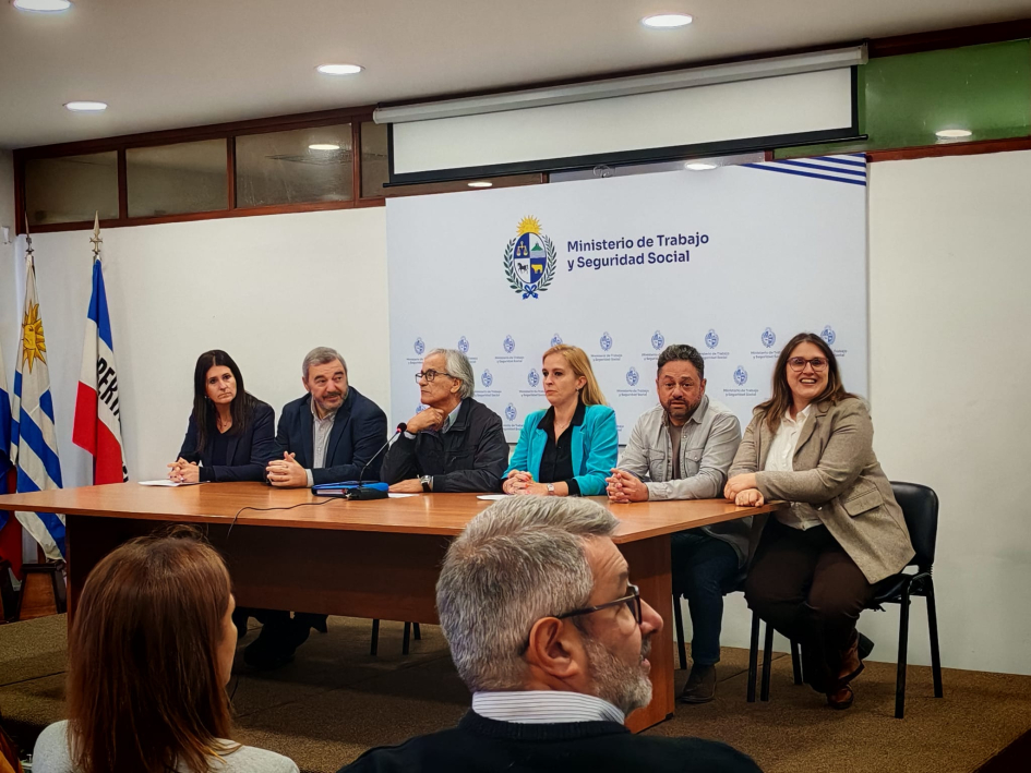 Firma del convenio colectivo entre la IM y ADEOM en el MTSS