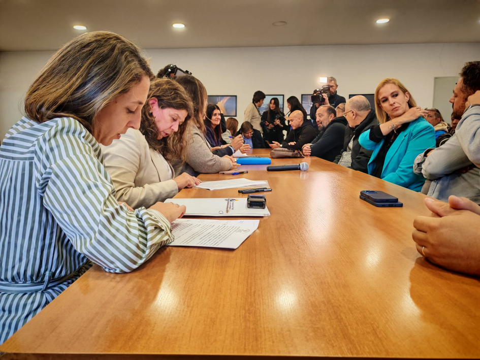 Firma del convenio colectivo entre la IM y ADEOM en el MTSS