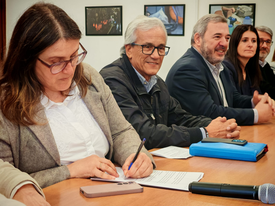 Firma del convenio colectivo entre la IM y ADEOM en el MTSS