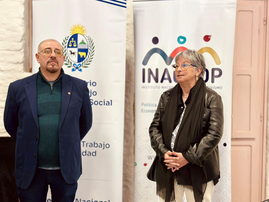 Mendiondo y Fuentes en el inicio de actividades de INACOOP en la Oficina de Trabajo de Trinidad