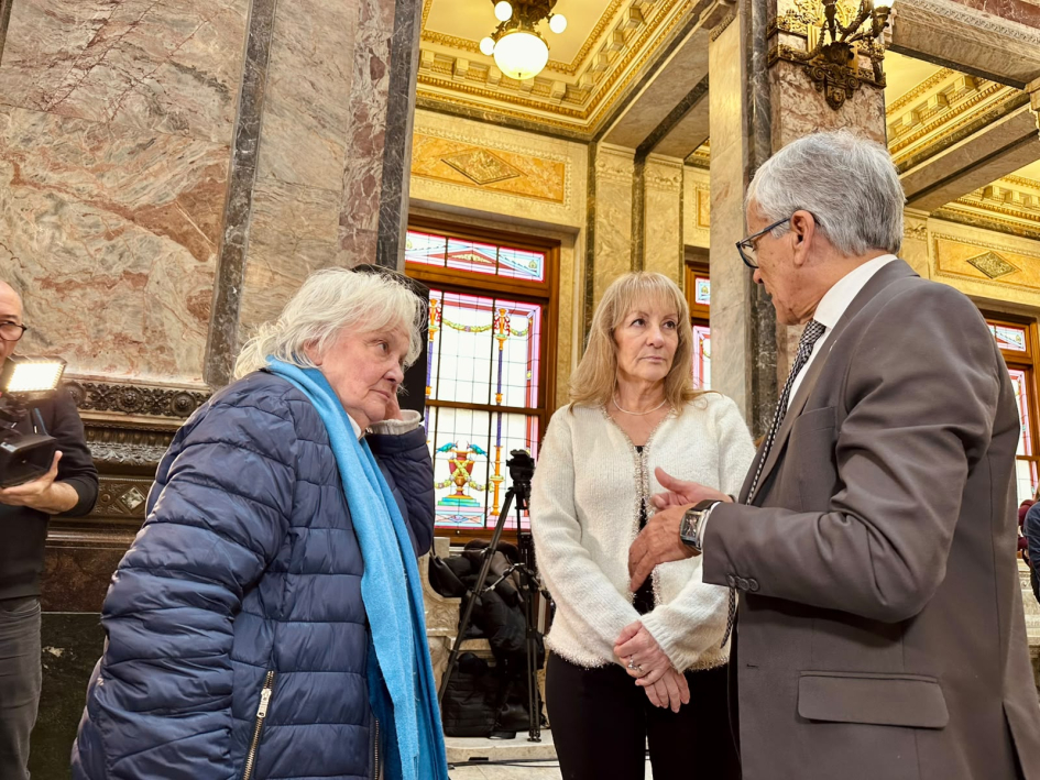 Trabajo doméstico: 20 años de derechos, organización y diálogo social Lucía Topolansky, Carolina Cosse y Juan Castillo en presentación del sello conmemorativo