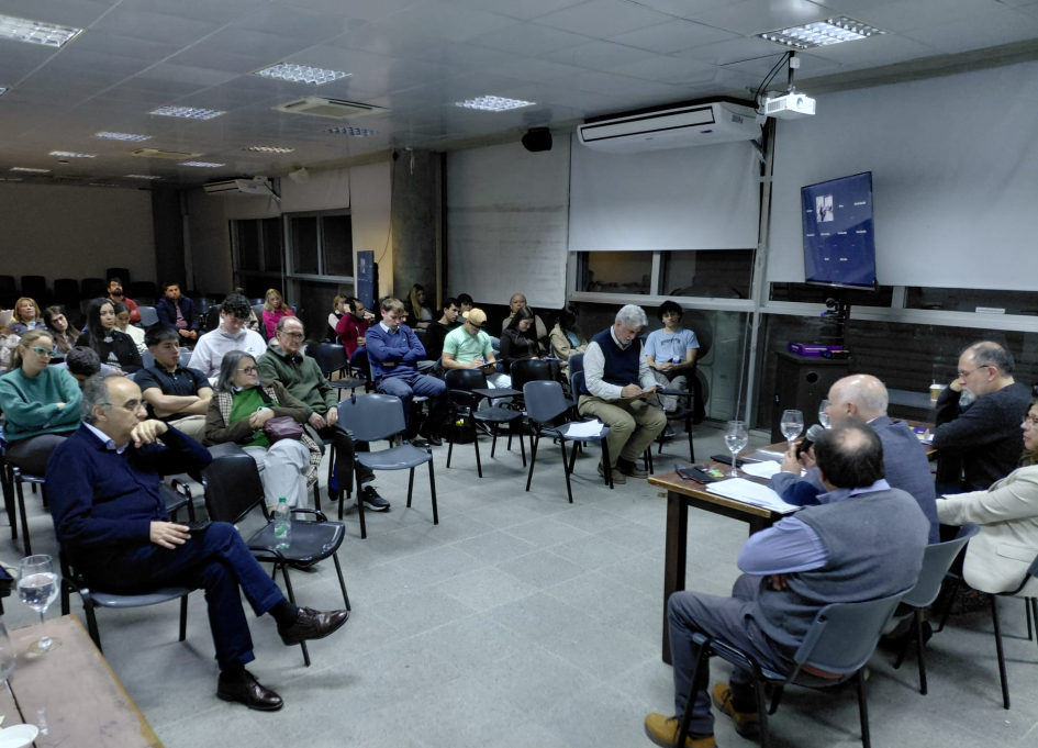 Conversatorio sobre la reducción del tiempo de trabajo en la sede de Salto del CENUR Conversatorio sobre la reducción del tiempo de trabajo en la sede de Salto del CENUR