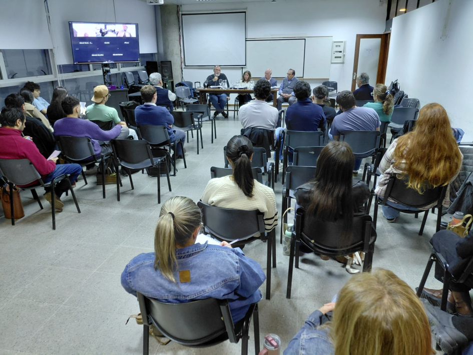 Conversatorio sobre la reducción del tiempo de trabajo en la sede de Salto del CENUR Conversatorio sobre la reducción del tiempo de trabajo en la sede de Salto del CENUR