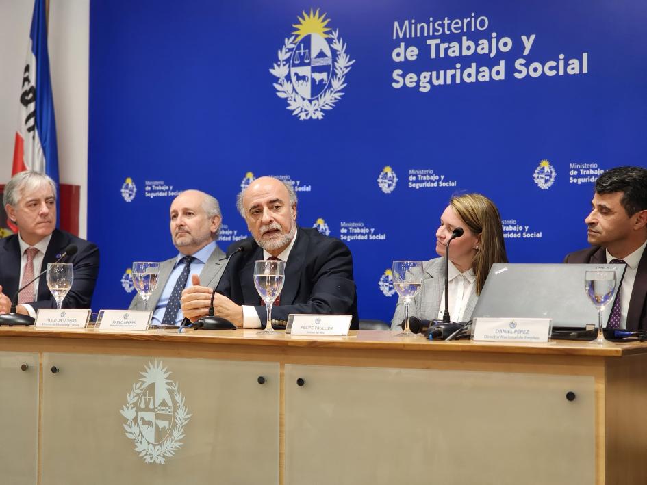 Presentación programa Yo Estudio y Trabajo Autoridades durante su exposición en el evento