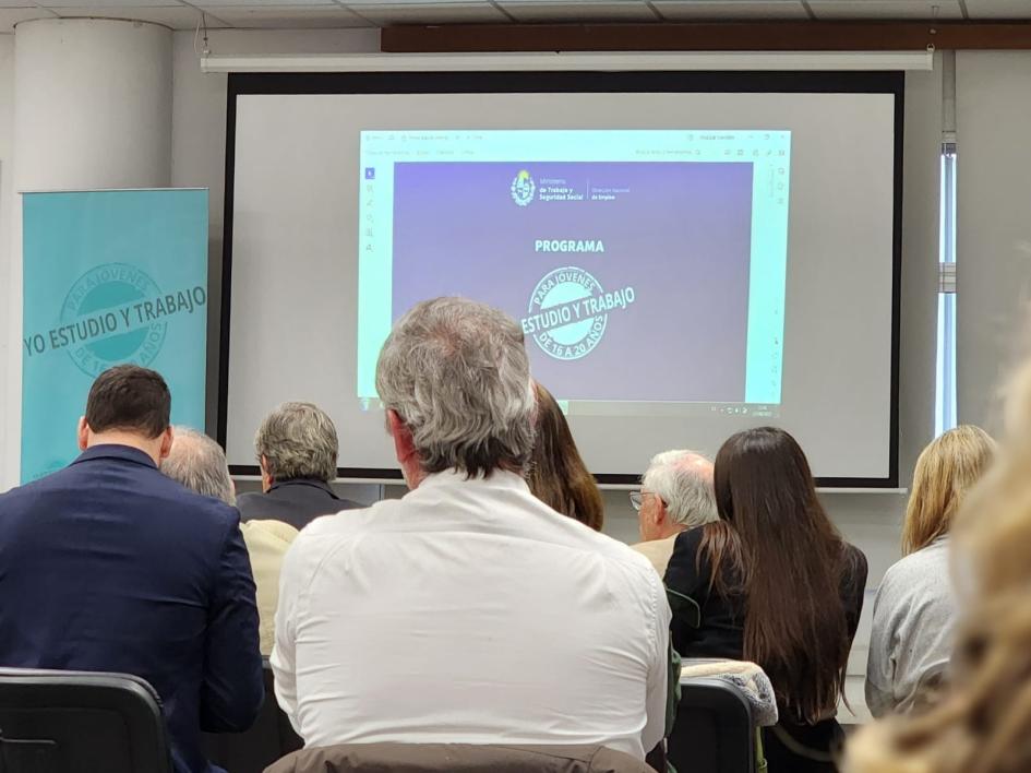 Presentación programa Yo Estudio y Trabajo Público y proyector