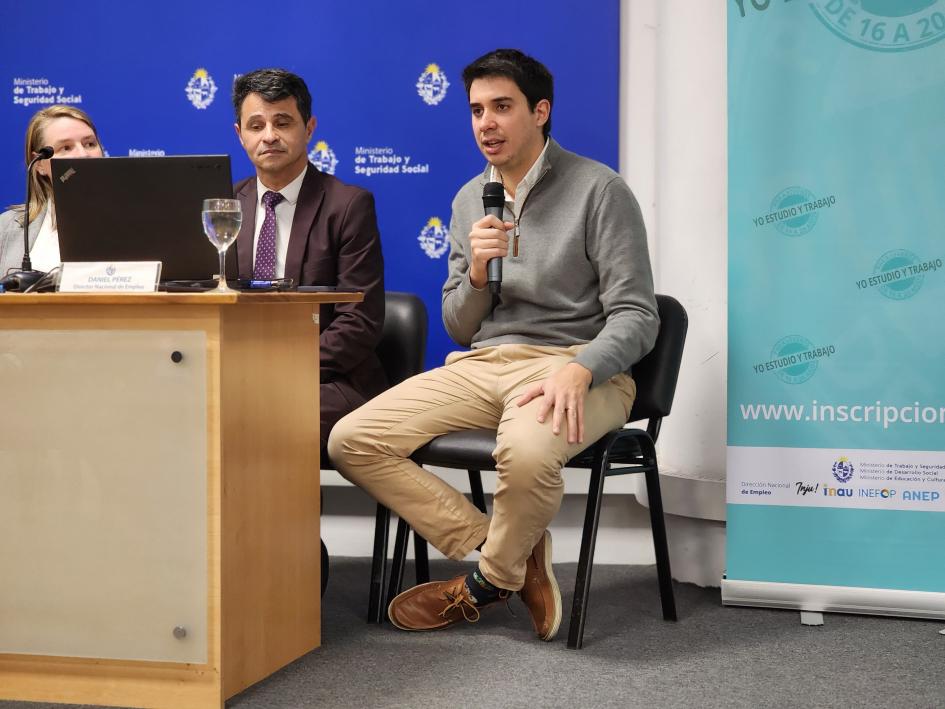 Presentación programa Yo Estudio y Trabajo Autoridades durante su exposición en el evento