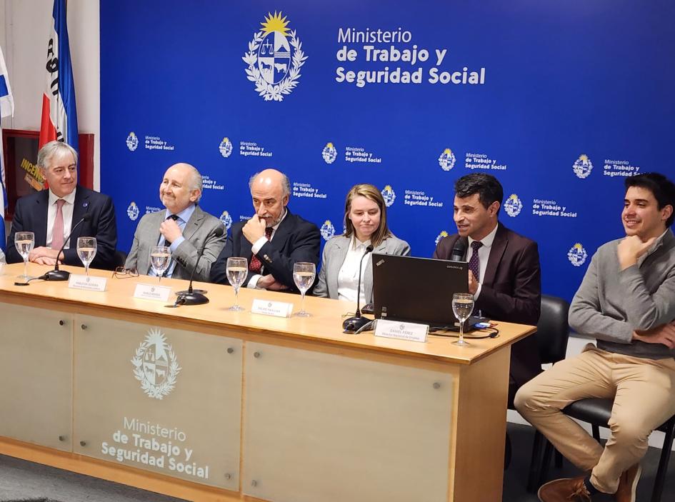 Presentación programa Yo Estudio y Trabajo Autoridades durante su exposición en el evento