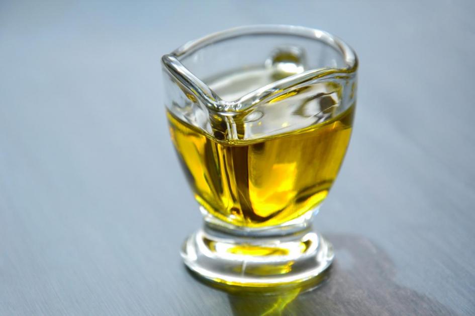 jarra con aceite jarra con aceite