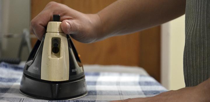 Nuevo valor de tasa de aportes al trabajo doméstico Trabajadora doméstica planchando