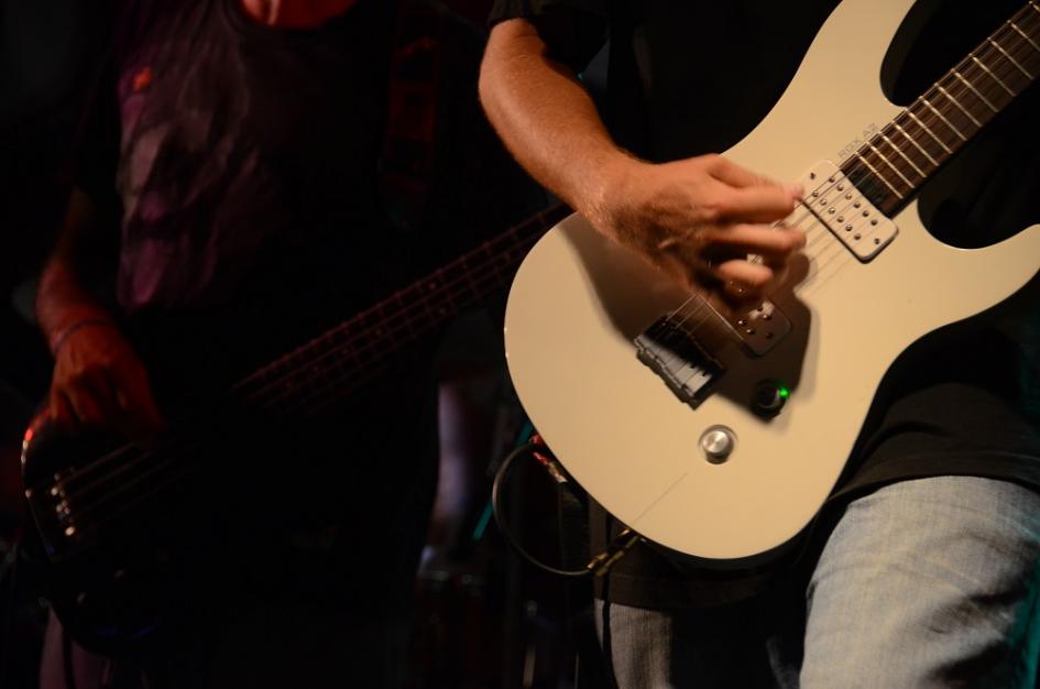 músico tocando la guitarra