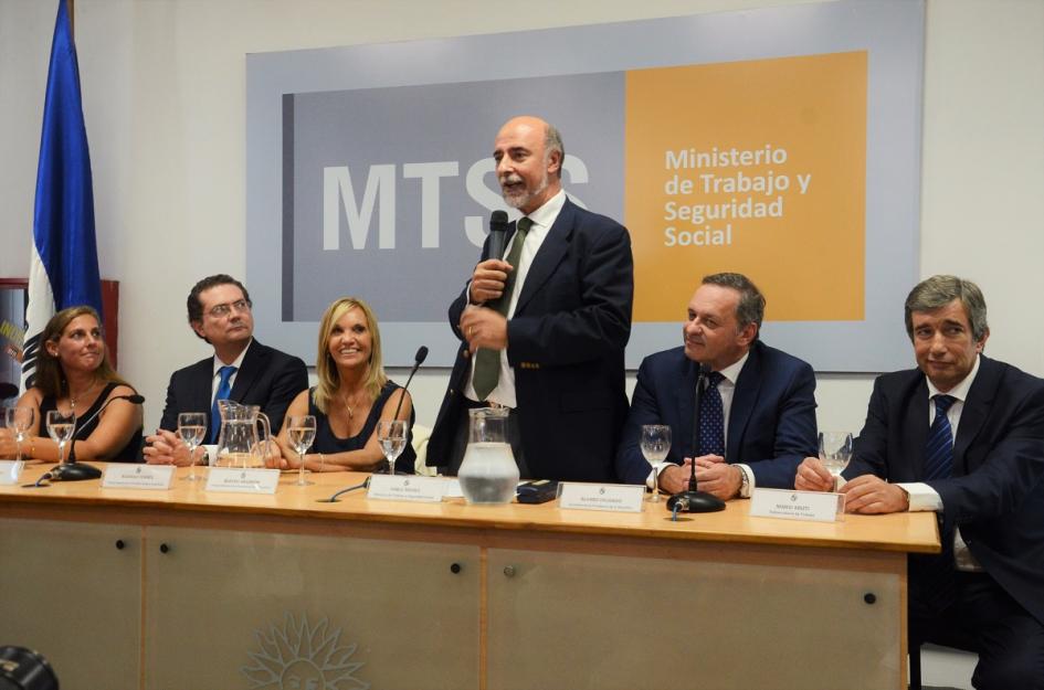 Ministro Mieres y autoridades en el acto de asunción Asunción del ministro Pablo Mieres