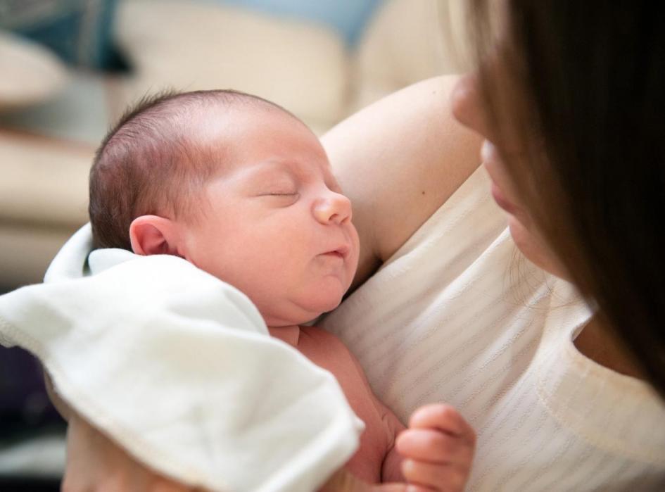 Madre y bebé de pocos meses de edad