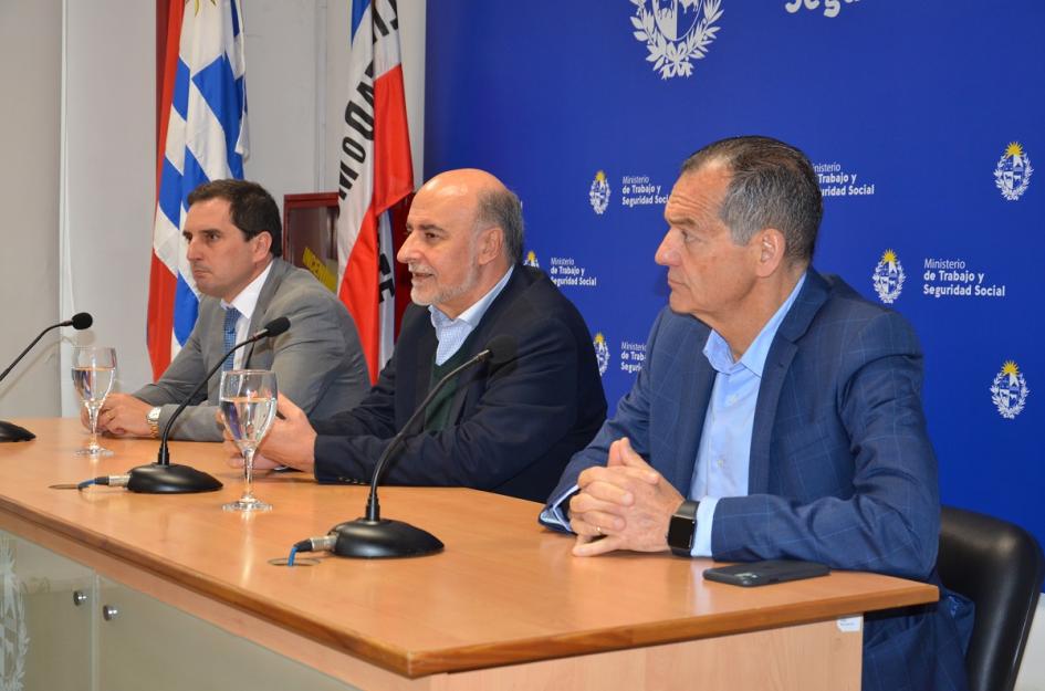 Bienvenida y despedida de pasantes de la UDELAR Autoridades dan la bievenida y agradecimiento a los pasantes de la UDELAR