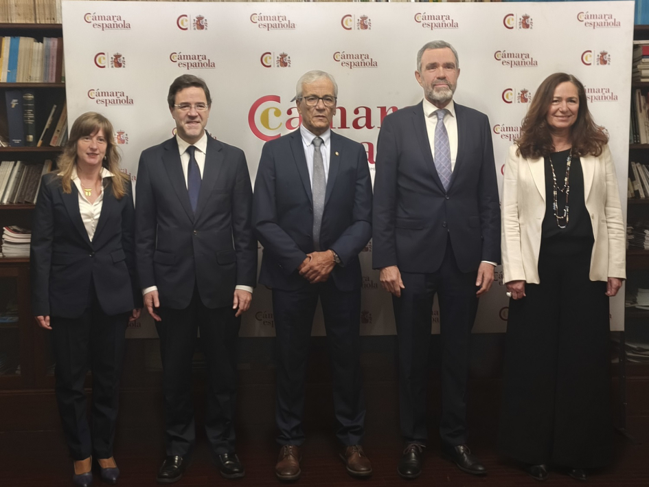 Desayuno de la Cámara Oficial Española de Comercio en Uruguay Ministro con referentes de la Cámara y otros asistentes