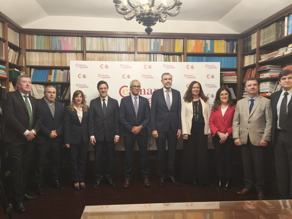 Desayuno de la Cámara Oficial Española de Comercio en Uruguay Ministro con referentes de la Cámara y otros asistentes