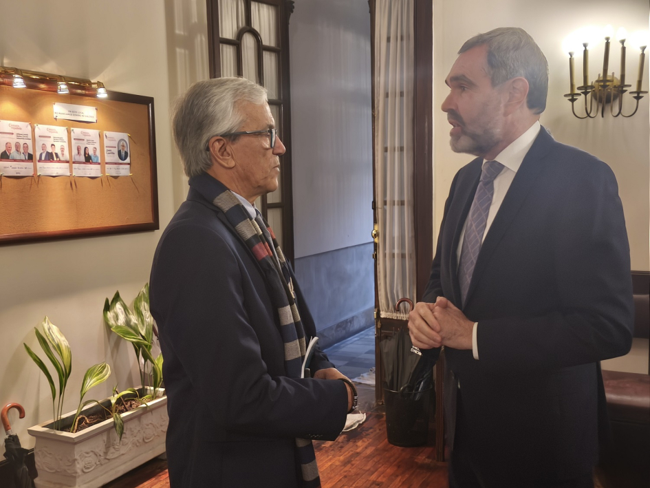 Desayuno de la Cámara Oficial Española de Comercio en Uruguay Ministro junto a presidente de la Cámara