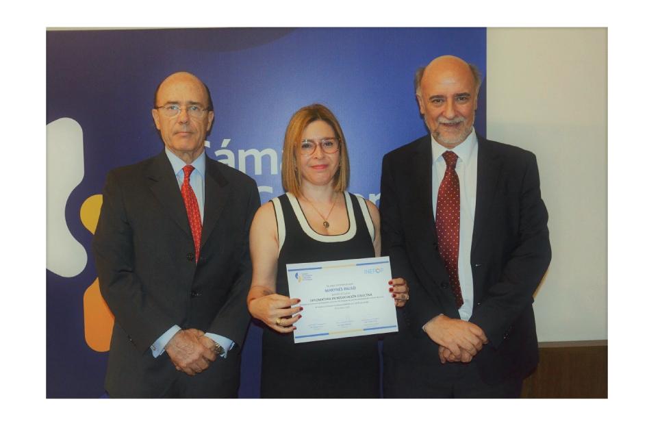 Cierre de proyectos de capacitación e investigación de la Cámara de Comercio y Servicios Entrega de diplomas