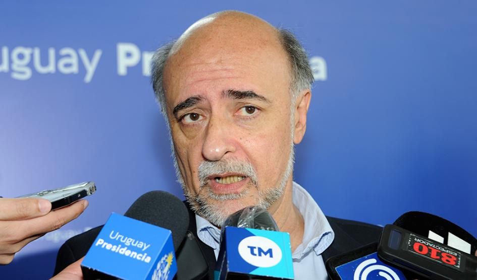 Canastas a jubilados y pensionistas Ministro Mieres hablando con medios de prensa