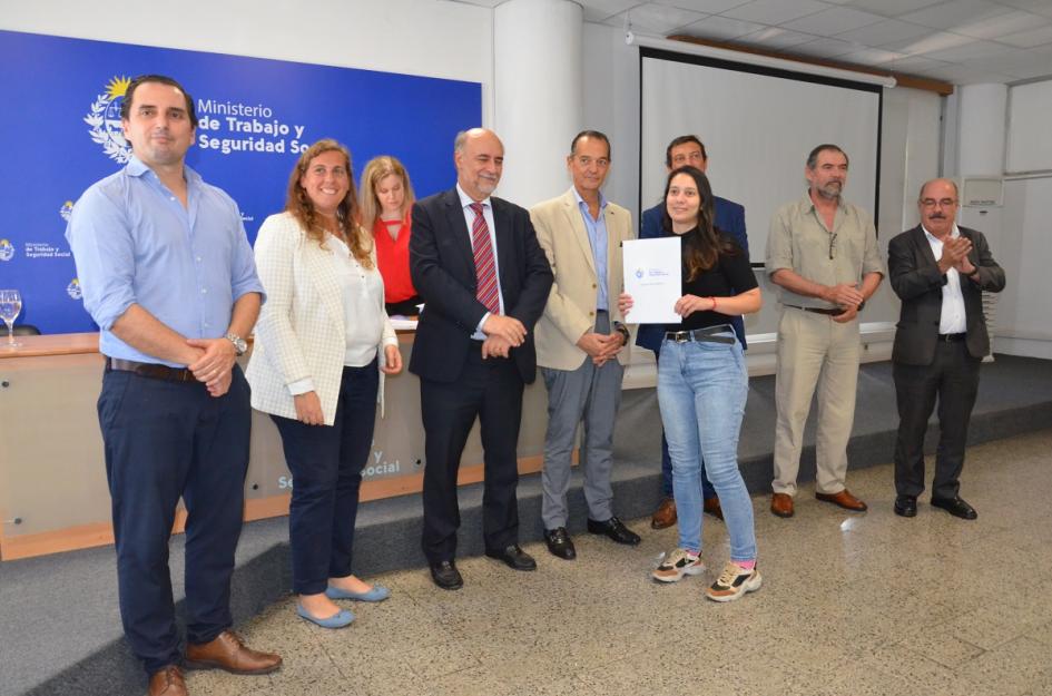 Finalización de las pasantías de Relaciones Laborales y entrega de certificados Autoridades entregan certificados a los pasantes