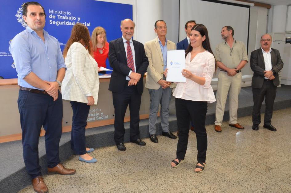 Finalización de las pasantías en Relacionesl Laborales y entrega de certificados Autoridades entregan certificados a los pasantes