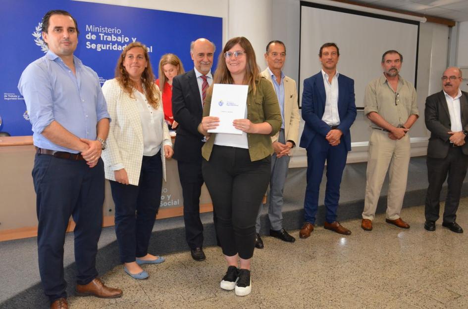 Finalización de las pasantías de Relaciones Laborales y entrega de certificados Autoridades entregan certificados a los pasantes