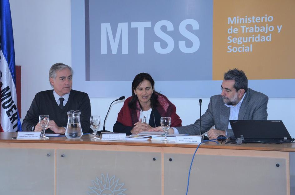 Mesa de oradores en el evento Representantes de OIT y Directora General del MTSS en la mesa