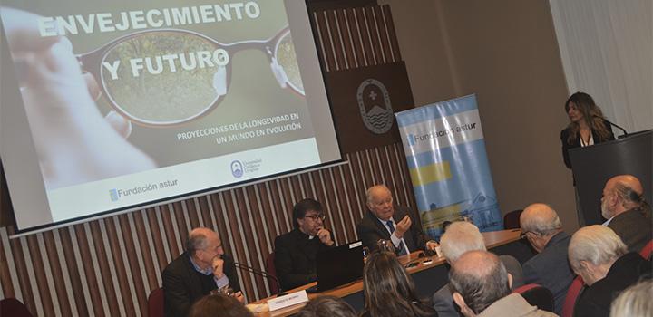 Conferencia Envejecimiento y Futuro Ministro Murro y restantes panelistas disertando en la conferencia