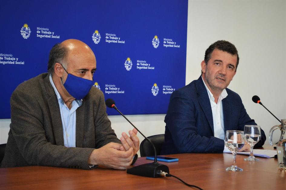 Ministro Mieres e inspector general Teijeiro en conferencia de prensa