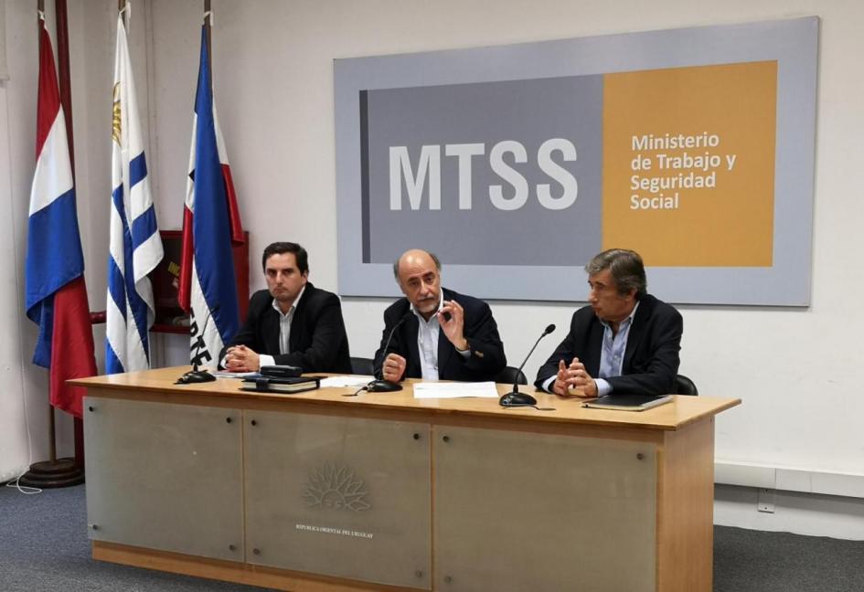 Pablo Mieres y autoridades de MTSS luego de reunión tripartita