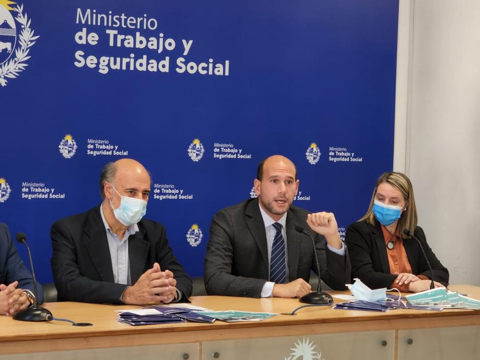 Firma de convenio MIDES MTSS Autoridades en la mesa