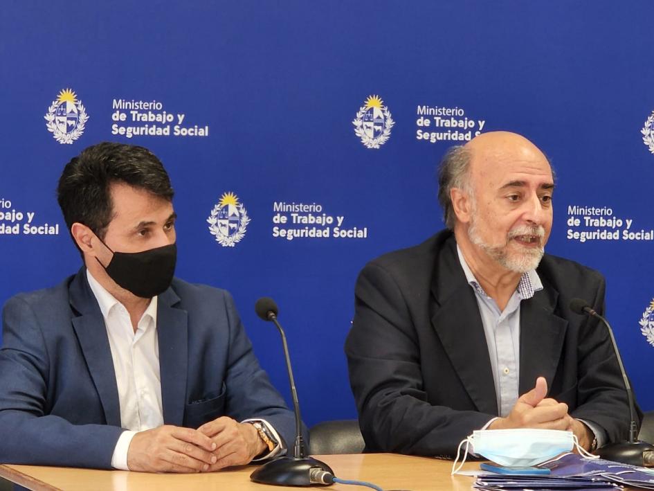 Firma de convenio MIDES MTSS Daniel Pérez y ministro Mieres