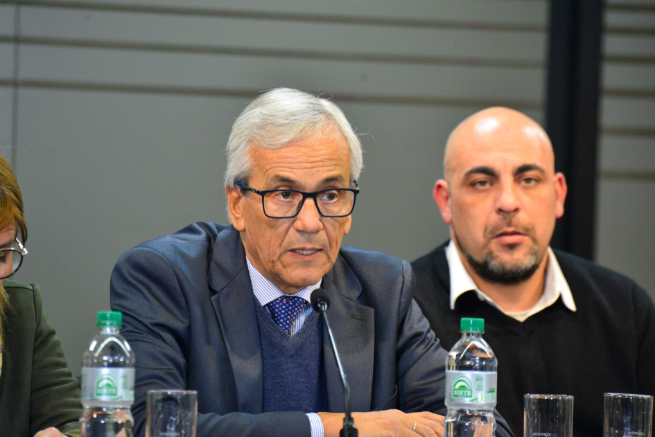 Conversatorio “Más allá del muro: salud, trabajo y reforma penitenciaria” Ministro Juan Castillo exponiendo