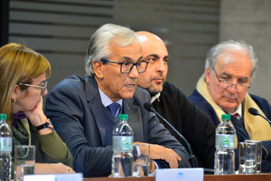 Conversatorio “Más allá del muro: salud, trabajo y reforma penitenciaria” Ministro Juan Castillo exponiendo