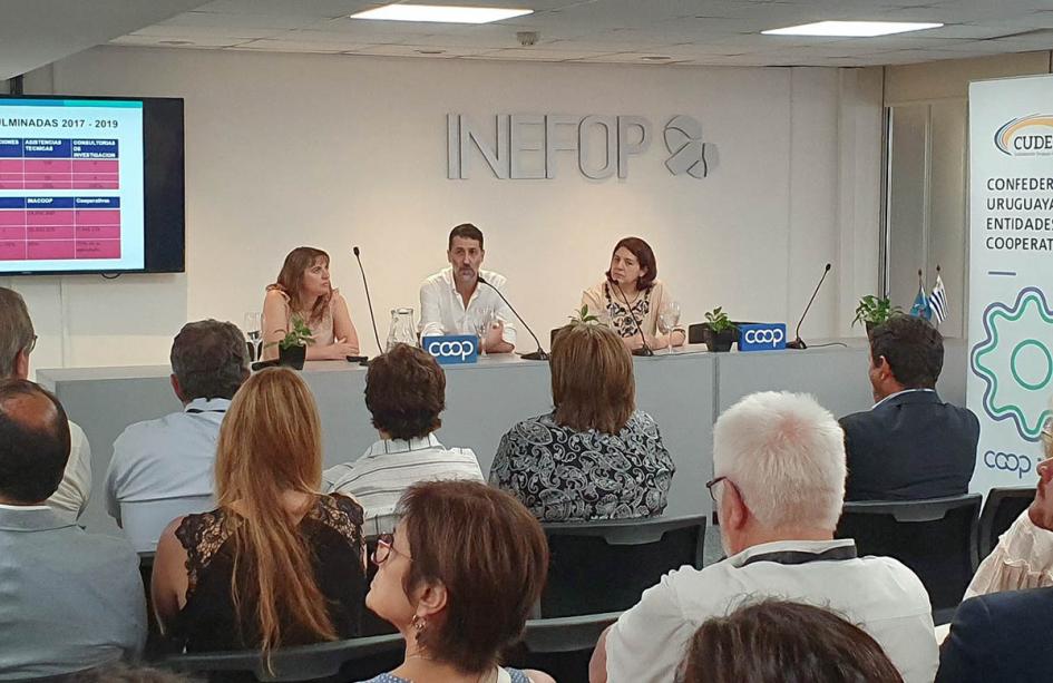 Mesa de expositores en presentación de resultados del Programa de Formación Cooperativa (PROCOOP) Mesa de expositores en presentación de resultados del Programa de Formación Cooperativa (PROCOOP)