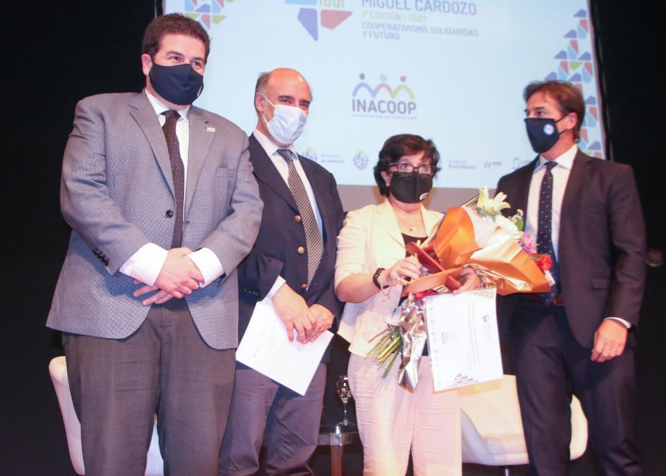 Entrega de premios Miguel Cardozo al movimiento cooperativo Mieres, Lacalle Pou, inistro, presidentes inacoop y cudecoop en entrega de premios