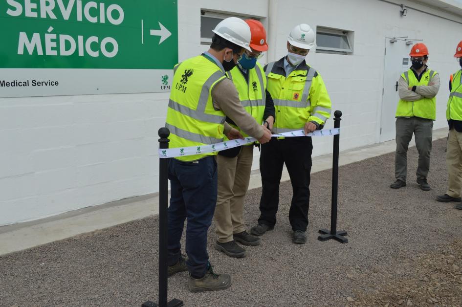 Delegación del MTSS en corte de cinta de sitio de construcción de UPM