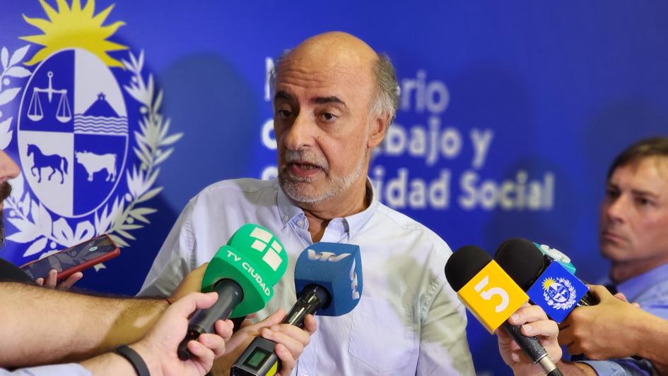 Ministro Mieres en rueda de prensa Ministro Mieres en rueda de prensa