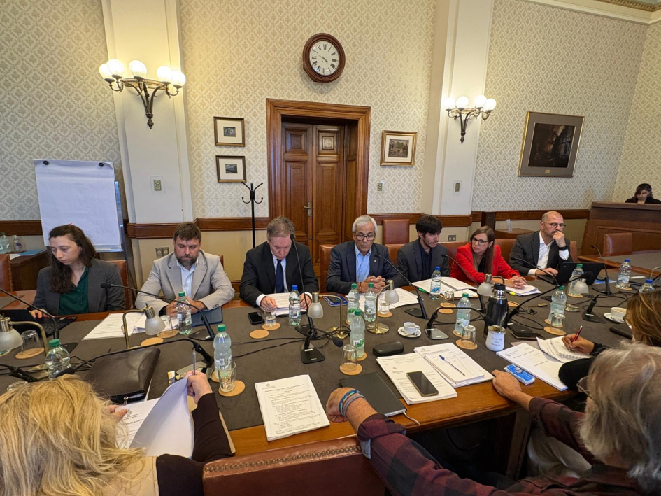 Autoridades de todos los organismos reunidos alrededor de la mesa