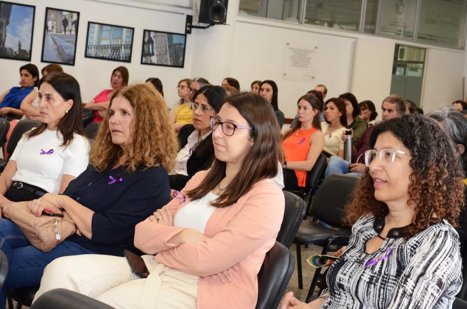 Público Día Internacional para la Eliminación de la Violencia contra las Mujeres