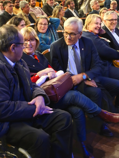 Lanzamiento del Diálogo Social Ministro intercambiando con los presentes en Lanzamiento del Diálogo Social