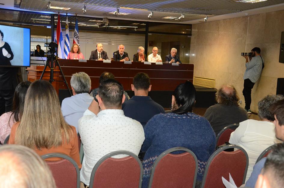 Mieres y público asistente al Diálogo por reducción de Jornada Mieres y público asistente al Diálogo por reducción de Jornada