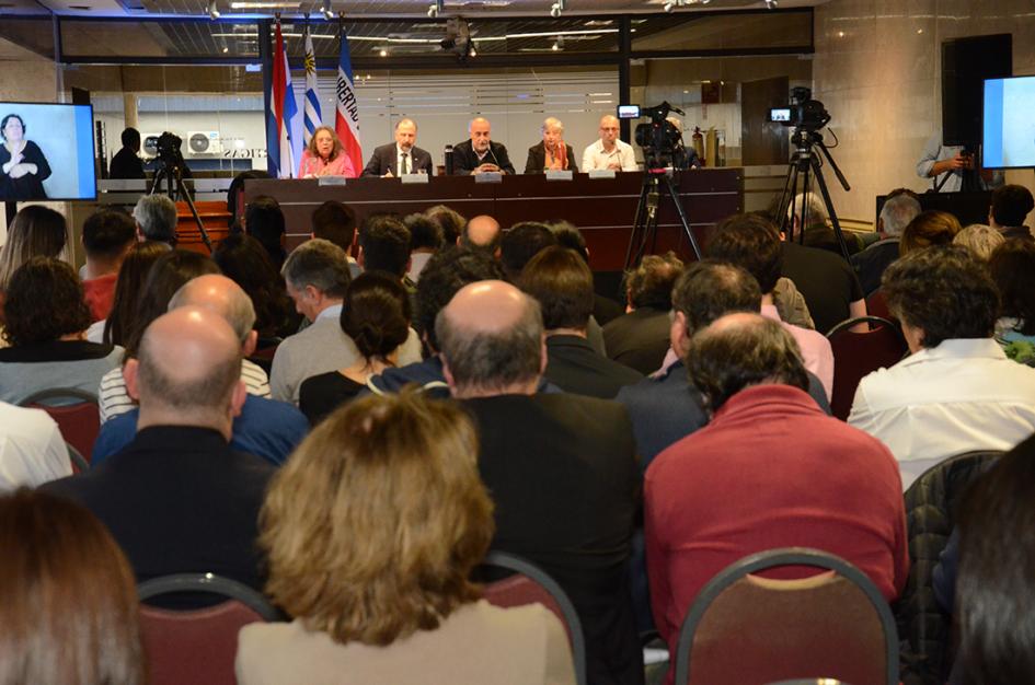 Mieres y público asistente al Diálogo por reducción de Jornada Mieres y público asistente al Diálogo por reducción de Jornada