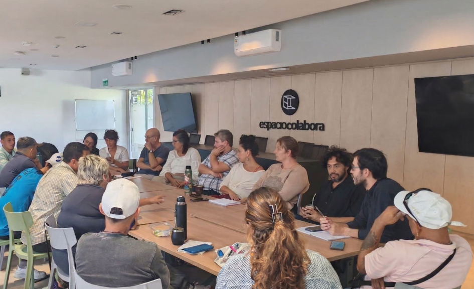 Mesa con participantes de la instancia de intercambio con la Red de Entramados Mesa con participantes de la instancia de intercambio con la Red de Entramados