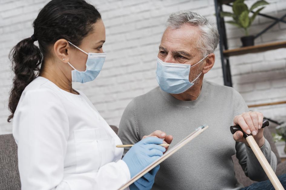 Día del Trabajador de la Salud y Día del Trabajador del Servicio de Acompañantes Doctora con paciente