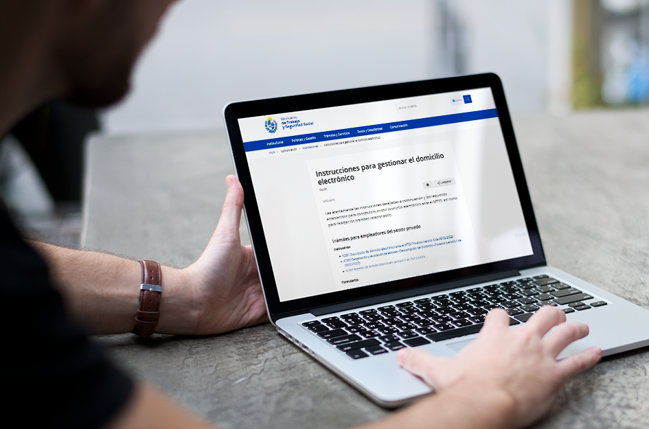 Comunicado DOMEL Usuario con computadora